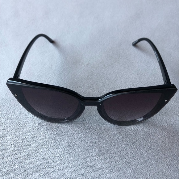 Black Cat Eye Sunglasses with Purple Hue Lens - Picture 4 of 8
